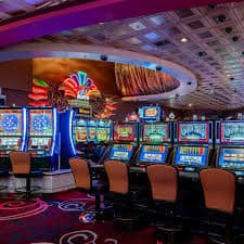 Bàn live casino trực tuyến với dealer thật tại 98win01